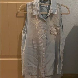 Sleeveless lite material denim shirt